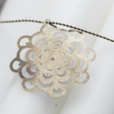 Blomst m/ mønster på gylden wire - Ib Laursen - Dia: 8,5 cm