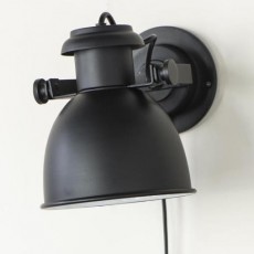 Væglampe sort m/ plastikledning - Ib Laursen