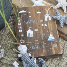 Træskilt "Sand, sea, waves" - Ib Laursen