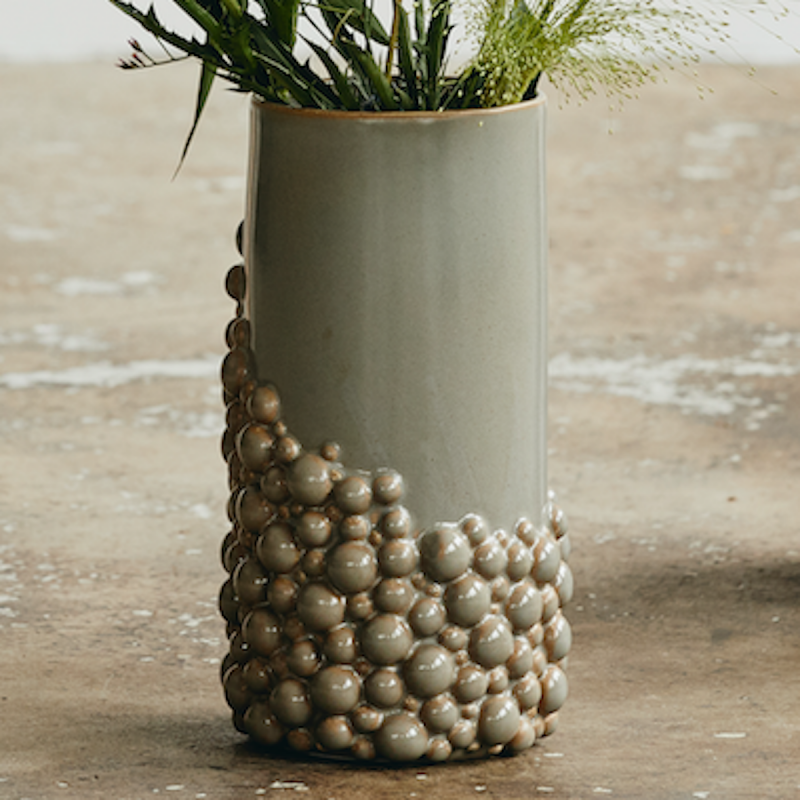 Se Vase "Naxos" grå m/ kugler - Nordal - H: 25cm hos Mostersskur.dk
