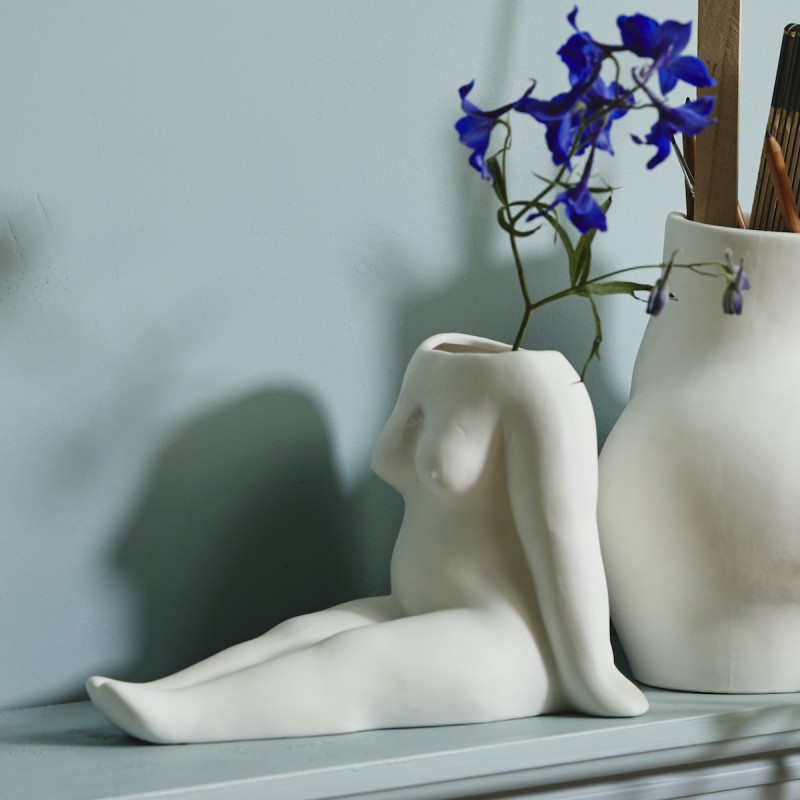 Billede af Vase "AVAJI" siddende nøgen dame - Nordal - H: 16,5