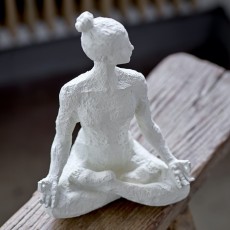 Skulptur hvid "Adalina" siddende dame arme nede - Bloomingville