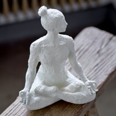 Yoga figur "Adalina" i meditations stilling arme nede - Bloomingville