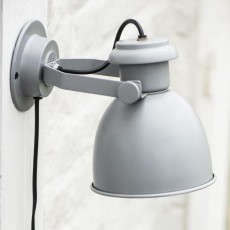 Væglampe grå m/ plastikledning - Ib Laursen