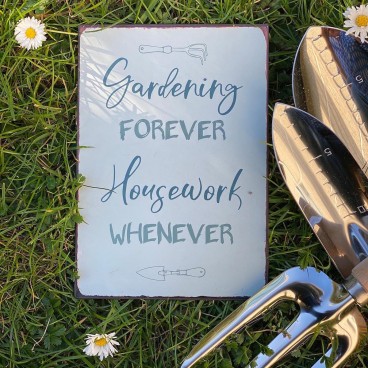 Metalskilt "Gardening forever Housework wenever" - Ib Laursen