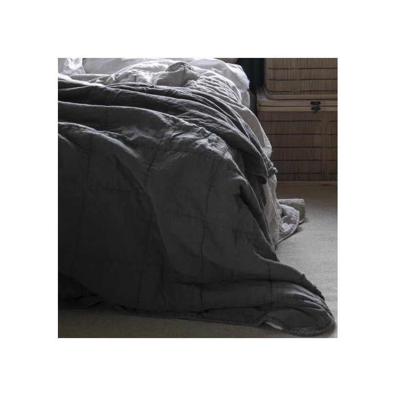 Se Quilt / sengetæppe mørk grå - Ib Laursen - 180x200 hos Mostersskur.dk