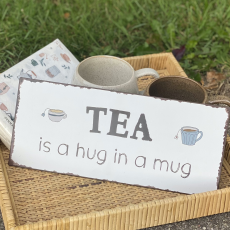 Metalskilt "Tea is a hug in a mug" - Ib Laursen