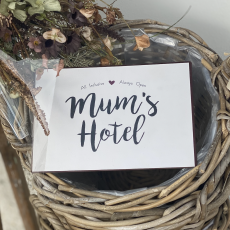 Metalskilt "Mum's hotel" - Ib Laursen