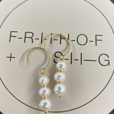 Øreringe fra Friihof + Siig - gold "white pearl trible"