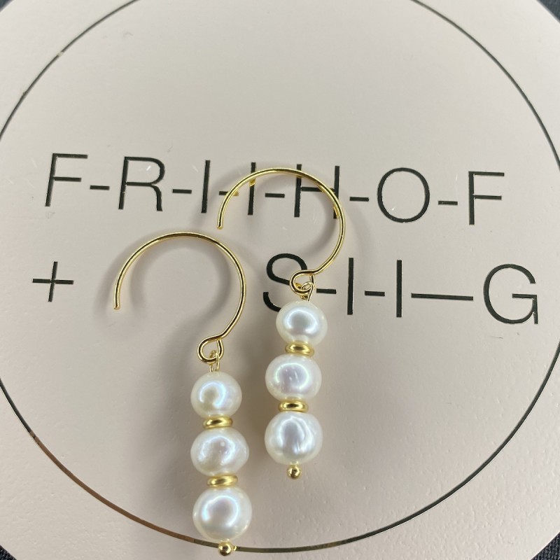 Se Øreringe fra Friihof + Siig - gold "white pearl trible" hos Mostersskur.dk