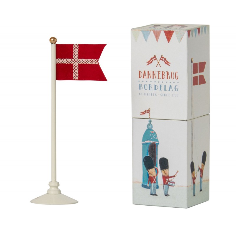 Se Flag på hvid flagstang - Maileg - 14 cm hos Mostersskur.dk