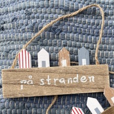 Træskilt "På stranden" m/ huse - Ib Laursen