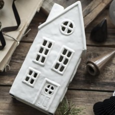 Hus keramik t/ fyrfadslys hvidt - Ib Laursen H: 22,5