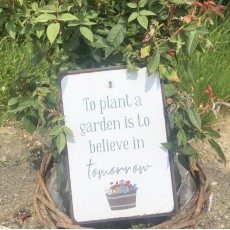Metalskilt "To plant a garden is to believe in tomorrow" - Ib Laursen