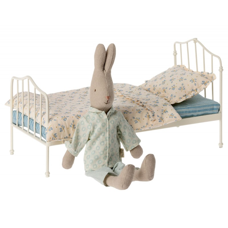 Se Vintage seng råhvid m/ blå madras - Maileg - Til kanin str. 1 & 2 hos Mostersskur.dk