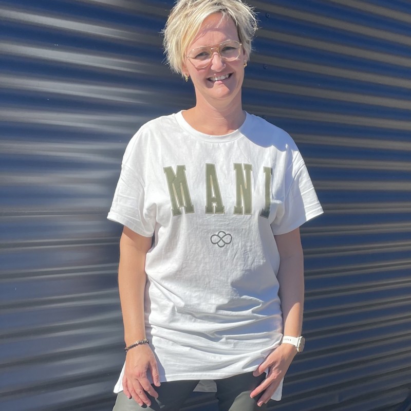 Se Oversized t-shirt hvid m/ armygrøn tekst MANI - Costamani hos Mostersskur.dk