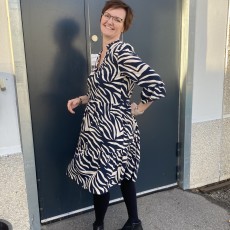 Kjole "EdaSZ" m/ mørkeblåt zebraprint - Saint Tropez