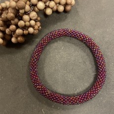 Nepali armbånd lilla m/ multifarvet perler
