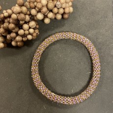 Nepali armbånd lilla m/ guld perler