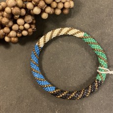 Nepali armbånd sort, blå, grøn og hvid m/ guld mønster
