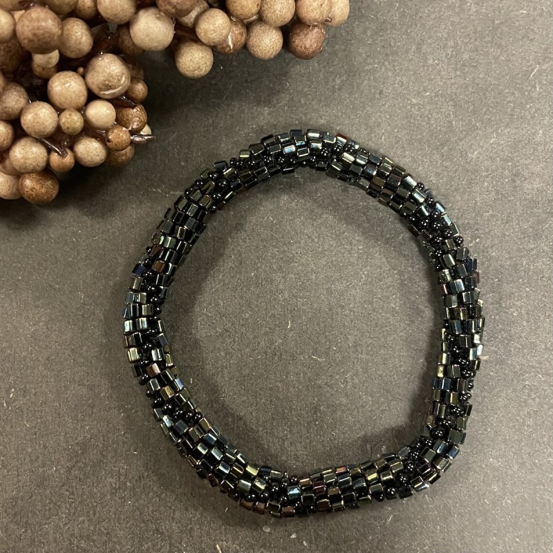 Billede af Nepali armbånd flaskegrøn m/ små sorte perler