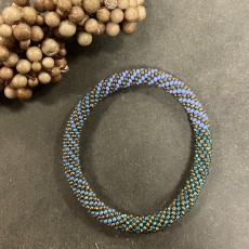 Nepali armbånd blå, grønne og bronze perler