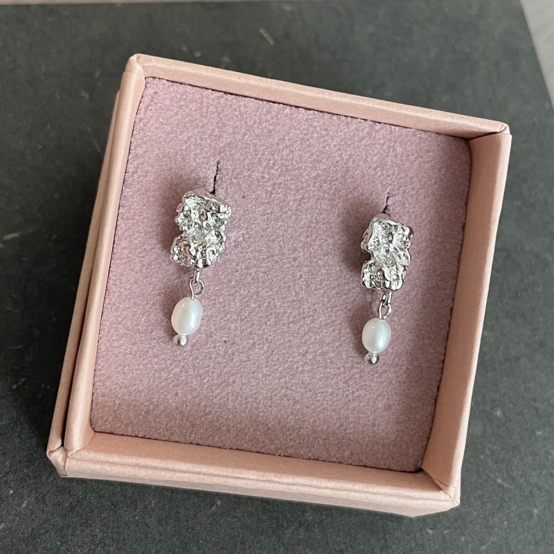 Billede af Øreringe - Friihof + Siig - banket sølv Cool m/ perle