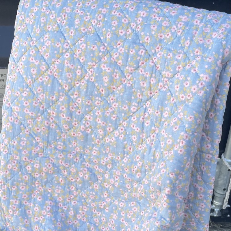 Billede af Quilt / Vattæppe "Anna" lyseblåt m/ blomster - Au Maison 140x180