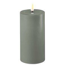 LED bloklys støvet grønt - Deluxe Homeart - Dia: 7,5x15 cm