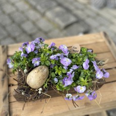 Påskedekoration m/ blomster i murstensform