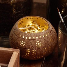 Lygte af kokosnød m/ hulmønster - Ib Laursen H: ca. 9 cm
