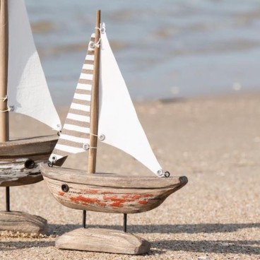 Træskib "Nautico" m/ sejl og rødt skrog - Ib Laursen H: 28,5 cm