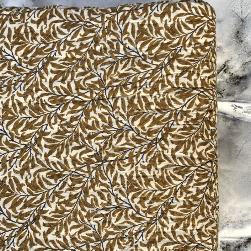 Billede af Quilt / Vattæppe råhvidt m/ karrybrune blade - Au Maison 140x220