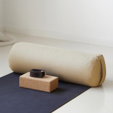 Pøllepude til yoga sandfarvet - Simple Days 23x62 cm