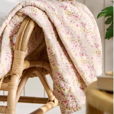 Quilt / Vattæppe m/ lyserøde, blå og grønne blomster - Ib Laursen 130x180