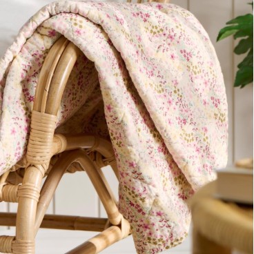 Quilt / Vattæppe m/ lyserøde, blå og grønne blomster - Ib Laursen 130x180