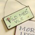 Metalskilt m/ tråd "Vild med vilje" - Ib Laursen