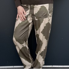 Bukser "Vacay Wanna" m/ armyfarvet mønster - Costamani