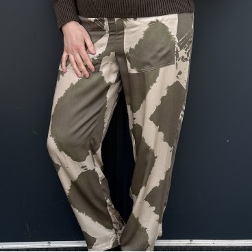 Bukser "Vacay Wanna" m/ armyfarvet mønster - Costamani