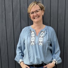 Bluse "Emilie" støvet blå m/ broderi detalje - Costamani