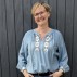 Bluse "Emilie" støvet blå m/ broderi detalje - Costamani