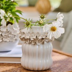 Vase hvid "Hortensia" m/ blomster krans - Ib Laursen H: 15,5
