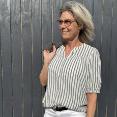 Bluse "Addie" m/ mørke grønne striber - Costamani