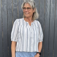 Bluse "Addie" m/ blå og grå striber - Costamani