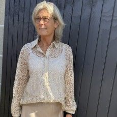 Skjorte "JewelSZ" sand m/ blonde mønster og glimmer - Saint Tropez