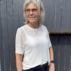Bluse / T-shirt "KonstansiaSZ" hvid m/ hul mønster - Saint Tropez
