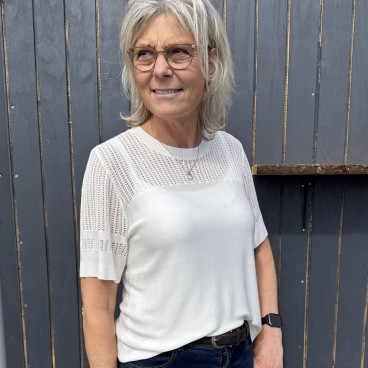 Bluse / T-shirt "KonstansiaSZ" hvid m/ hul mønster - Saint Tropez