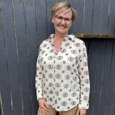Skjorte "KendraSZ" råhvid m/ sort broderet mønster - Saint Tropez