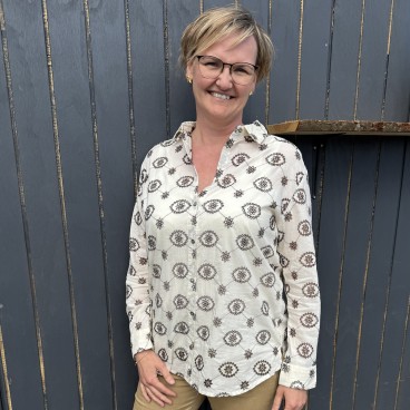 Skjorte "KendraSZ" råhvid m/ sort broderet mønster - Saint Tropez