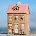 Hus t/ fyrfadslys "Nyhavn" m/ blomster og lyserødt tag - Ib Laursen